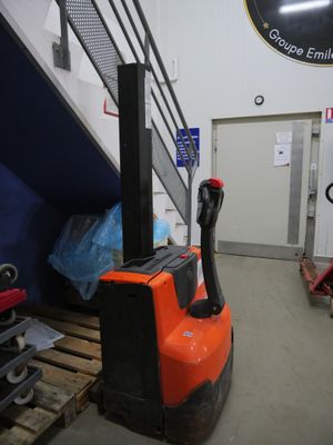 un chariot élévateur qui se trouve dans un entrepôt