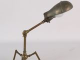 une lampe posée sur un trépied
