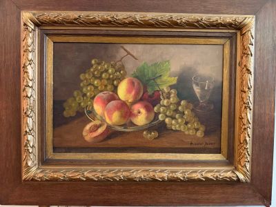 une peinture à l'huile représentant une corbeille de fruits posée sur une table, avec des raisins et des pêches