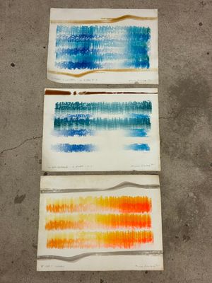 trois feuilles de papier aquarelle de couleurs différentes