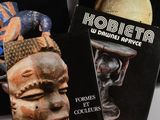 trois livres posés sur une table blanche, sur fond noir