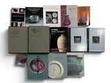 un grand nombre de livres posés sur une table