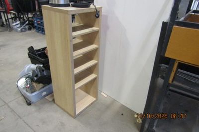 une étagère en bois comportant plusieurs tablettes dans une pièce