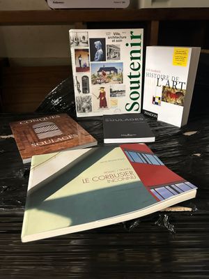 de nombreux livres posés sur une table