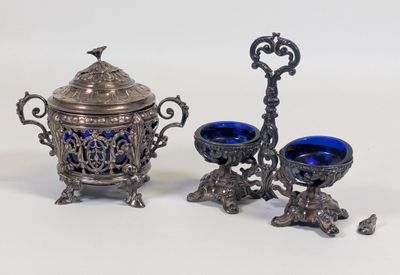 trois morceaux de verre argenté et bleu sur un fond blanc