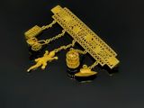 un gros plan d'un collier en or orné de breloques