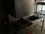 une cuisine équipée d'une cuisinière, d'un évier et d'un réfrigérateur