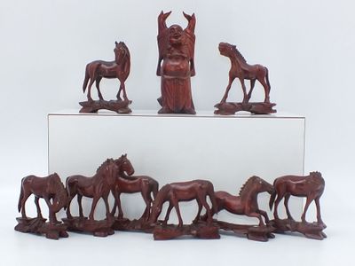 un grand nombre de figurines sur une table