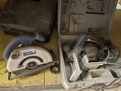 deux scies circulaires et une scie circulaire dans un coffret