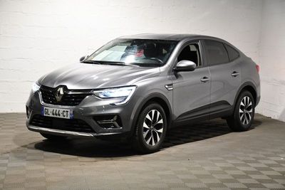 la voiture grise est garée dans le garage sur un sol en damier