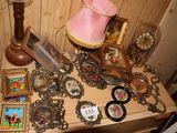 une table sur laquelle se trouvent une lampe, des cadres, des photos et d'autres photos