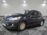 la photo d'une voiture noire garée dans un garage