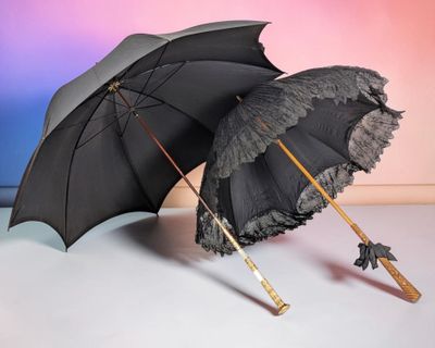 deux parapluies posés sur une table
