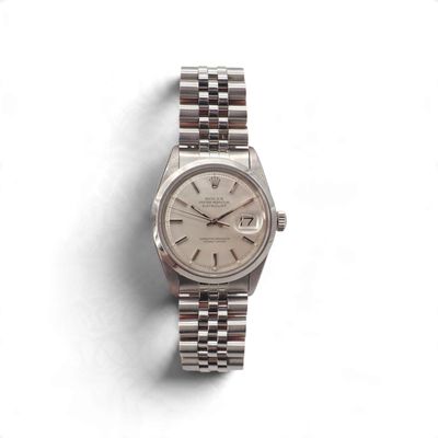 une image d'une montre sur une surface blanche avec un fond blanc