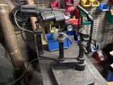 une machine posée sur une table