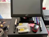 un bureau sur lequel se trouvent un écran, un clavier, une souris et d'autres fournitures de bureau