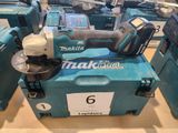 Plusieurs outils Makita sont posés sur une table dans un magasin