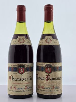 deux bouteilles de vin posées sur une table l'une à côté de l'autre