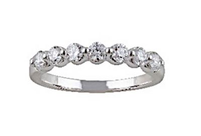 gros plan d'une bague en diamant sur fond blanc