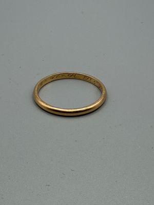 gros plan d'une bague en or sur une table