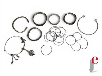 LOT DE BIJOUX YÉMÉNITES (ÉTHNIQUES) en métal et résine conte…