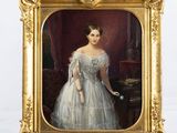 tableau représentant une femme en robe blanche debout à côté d'un chevalet