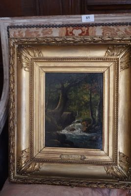 une image représentant une photo d'un tableau posé sur une chaise dans une pièce