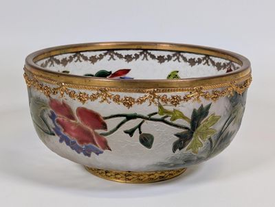 un bol blanc bordé d'or et orné de fleurs