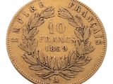 un gros plan d'une pièce de monnaie ornée d'une couronne
