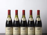 six bouteilles de vin alignées sur une table en bois