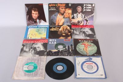divers disques vinyles et CD posés sur une table avec un fond blanc