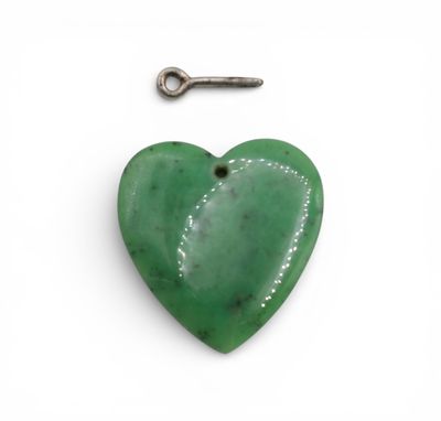 Pierre verte taillée en forme de cœur, en jade traitée avec un œillet  - Photo 1