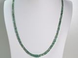 gros plan d'un collier sur un mannequin sur fond blanc