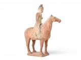 une statue représentant une femme à cheval sur fond blanc