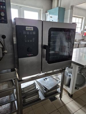 une image d'un four commercial dans une cuisine commerciale