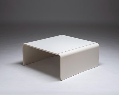 une image représentant une table basse blanche sur un fond gris