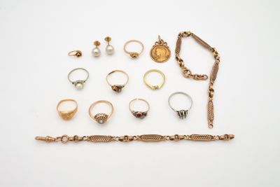 un assortiment de bagues et de bracelets sur un fond blanc
