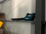 une photo d'un homme travaillant dans un garage