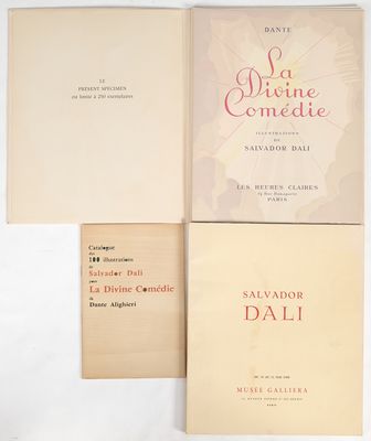 trois livres posés sur une surface blanche, sur fond blanc