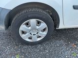 une voiture blanche qui a un pneu crevé