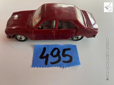 une petite voiture rouge sur laquelle est accrochée une étiquette de prix