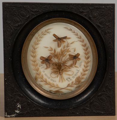 une image représentant une horloge ornée d'oiseaux