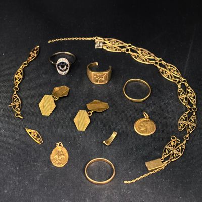 des bijoux en or sur un fond noir