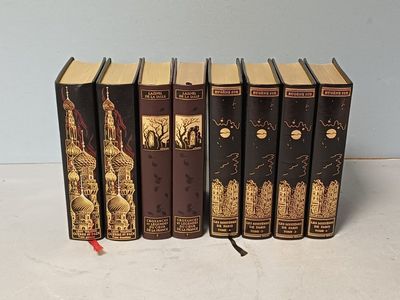 cinq livres sont alignés sur une table