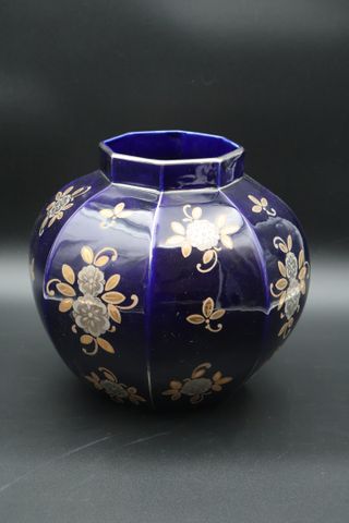 Grand vase en faïence bleu de Sèvres. Signée St Clément. H 27