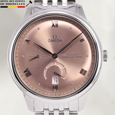 une image d'une montre avec des chiffres romains sur le cadran