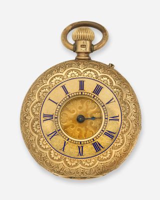 une montre de poche ancienne en or, avec des chiffres romains et des chiffres romains bleus