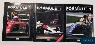 trois livres consacrés aux courses de Formule exposés sur une surface blanche