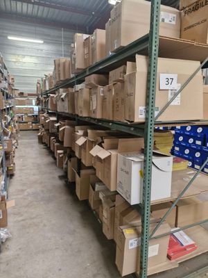 de nombreux cartons sur les étagères de l'entrepôt