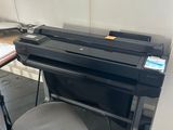 un bureau avec une imprimante et une chaise dans un coin